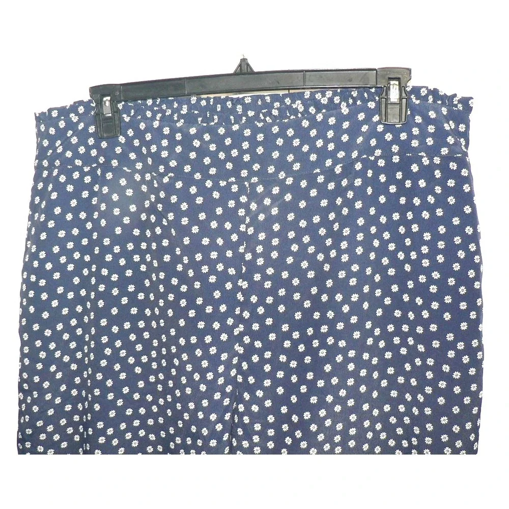 Sanctuary Shelly Daisy Print Pull-On Cropped Wide Vented Leg Pants in Navy 2X